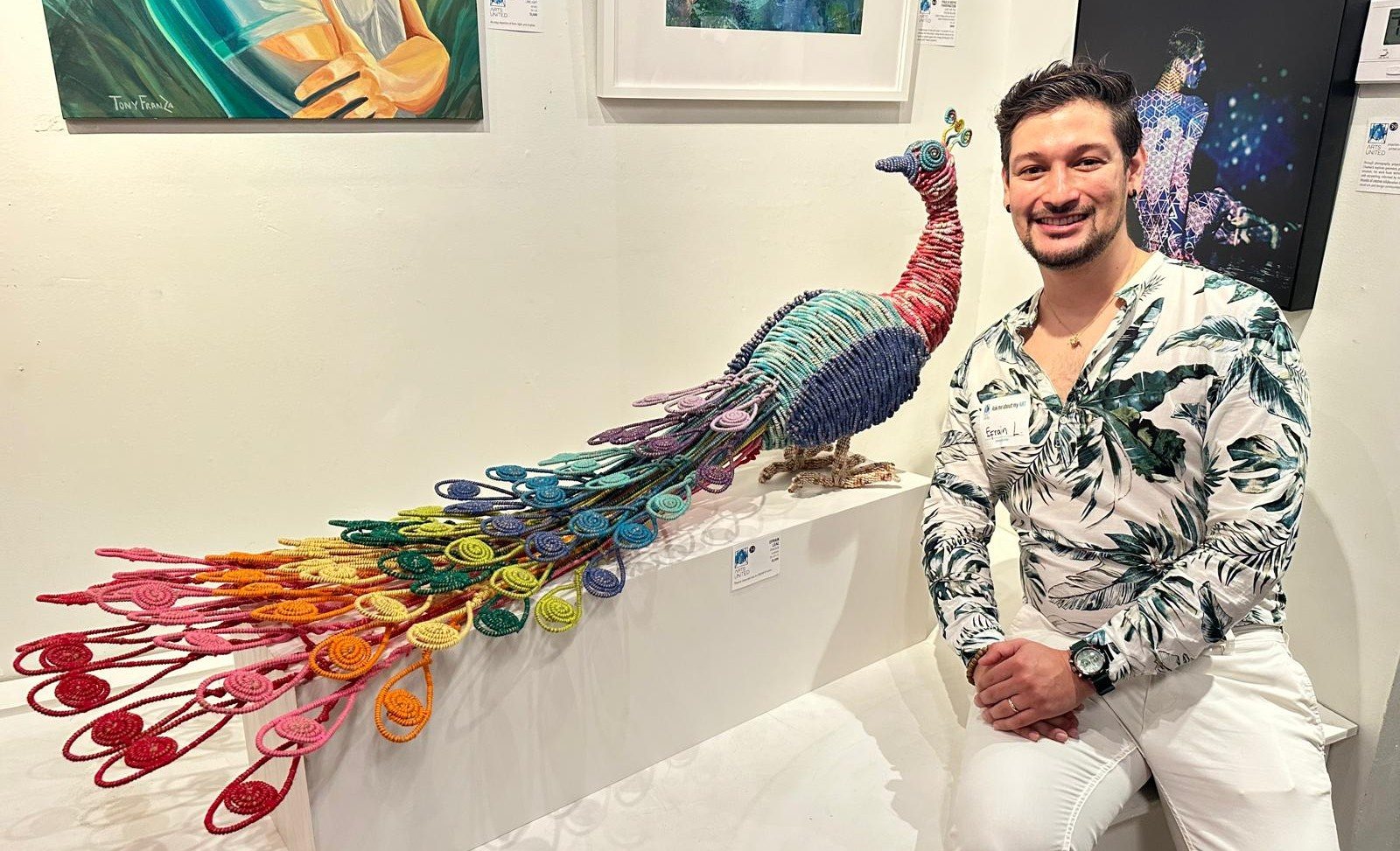 Efrain Leal junto a su escultura de pavo real / with his peacock sculpture